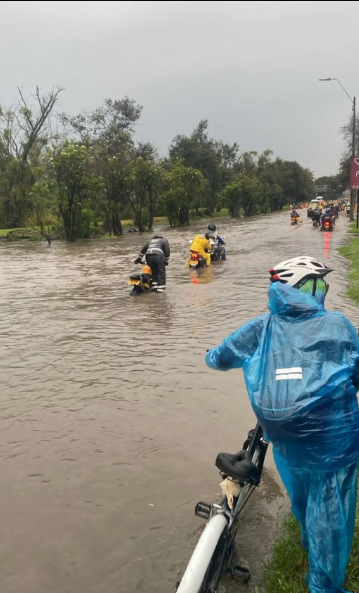 FrioTemplado's tweet photo. Buenos días mi gente bogotana que tiene racionamiento de agua al mismo tiempo que se inunda la ciudad. Para aliviar la frustración llega 🧵 explicando los fenómenos que causan las inundaciones y encharcamiento, reflexiones sobre Lagos de Torca y uso del suelo https://t.co/AEW9ZpevAV