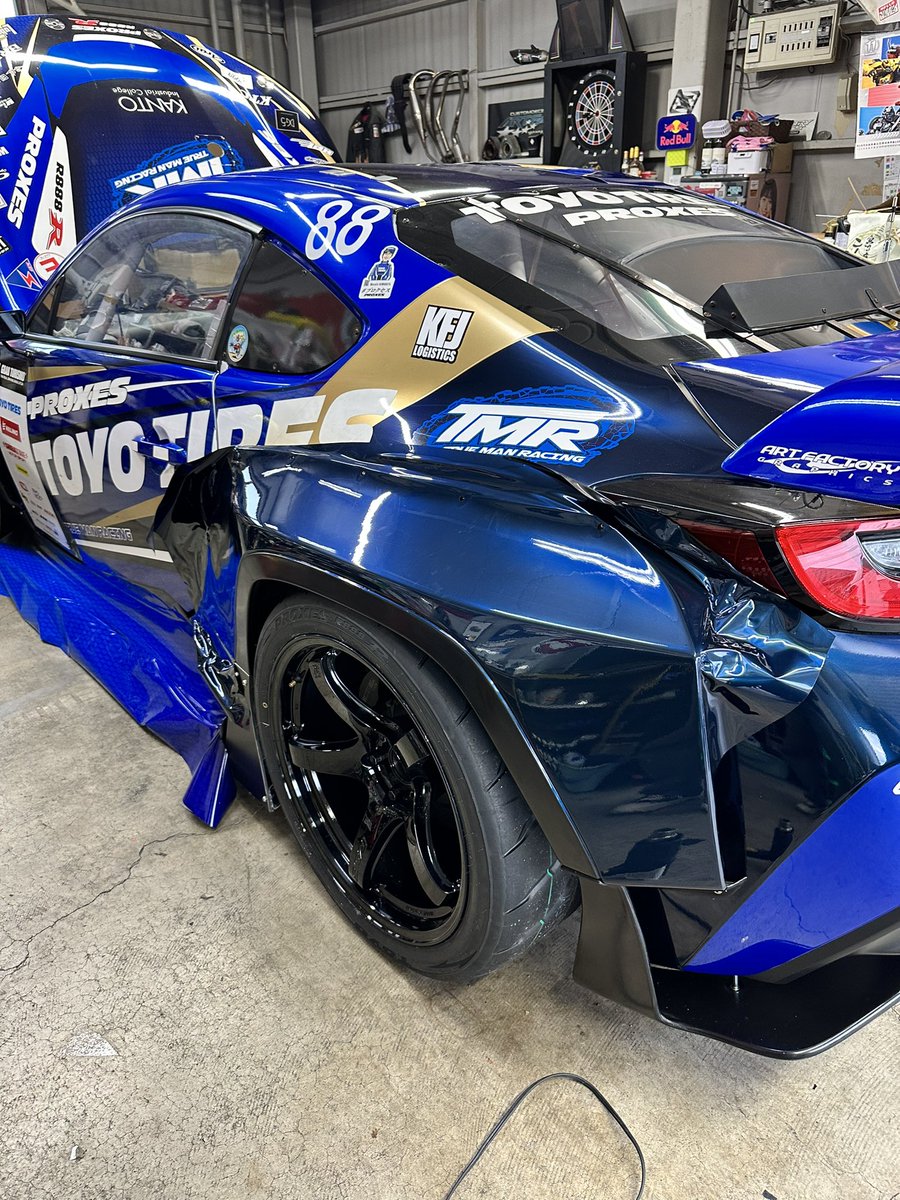 miseridesign's tweet image. 先日はアートファクトリーさんにて川畑さんのD1号のラッピング補修のお手伝いをさせていただきました✨
1日だけのお手伝いでしたがとてもいい経験になりました✨ありがとうございました😊
 #TOYOTIRES  #ARTFACTORY