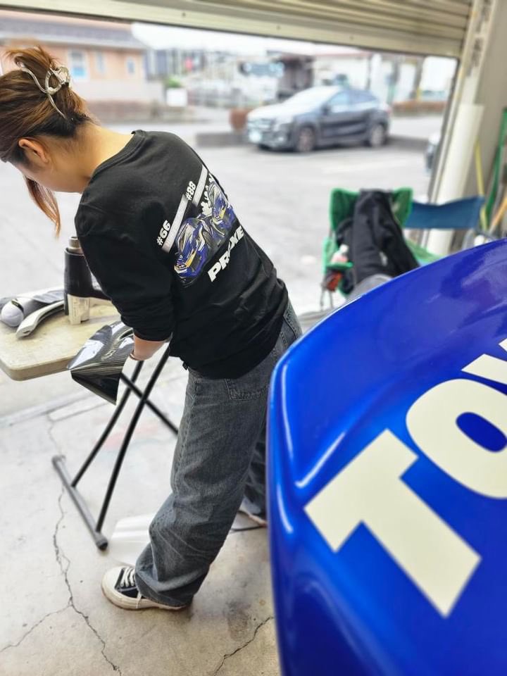 miseridesign's tweet image. 先日はアートファクトリーさんにて川畑さんのD1号のラッピング補修のお手伝いをさせていただきました✨
1日だけのお手伝いでしたがとてもいい経験になりました✨ありがとうございました😊
 #TOYOTIRES  #ARTFACTORY