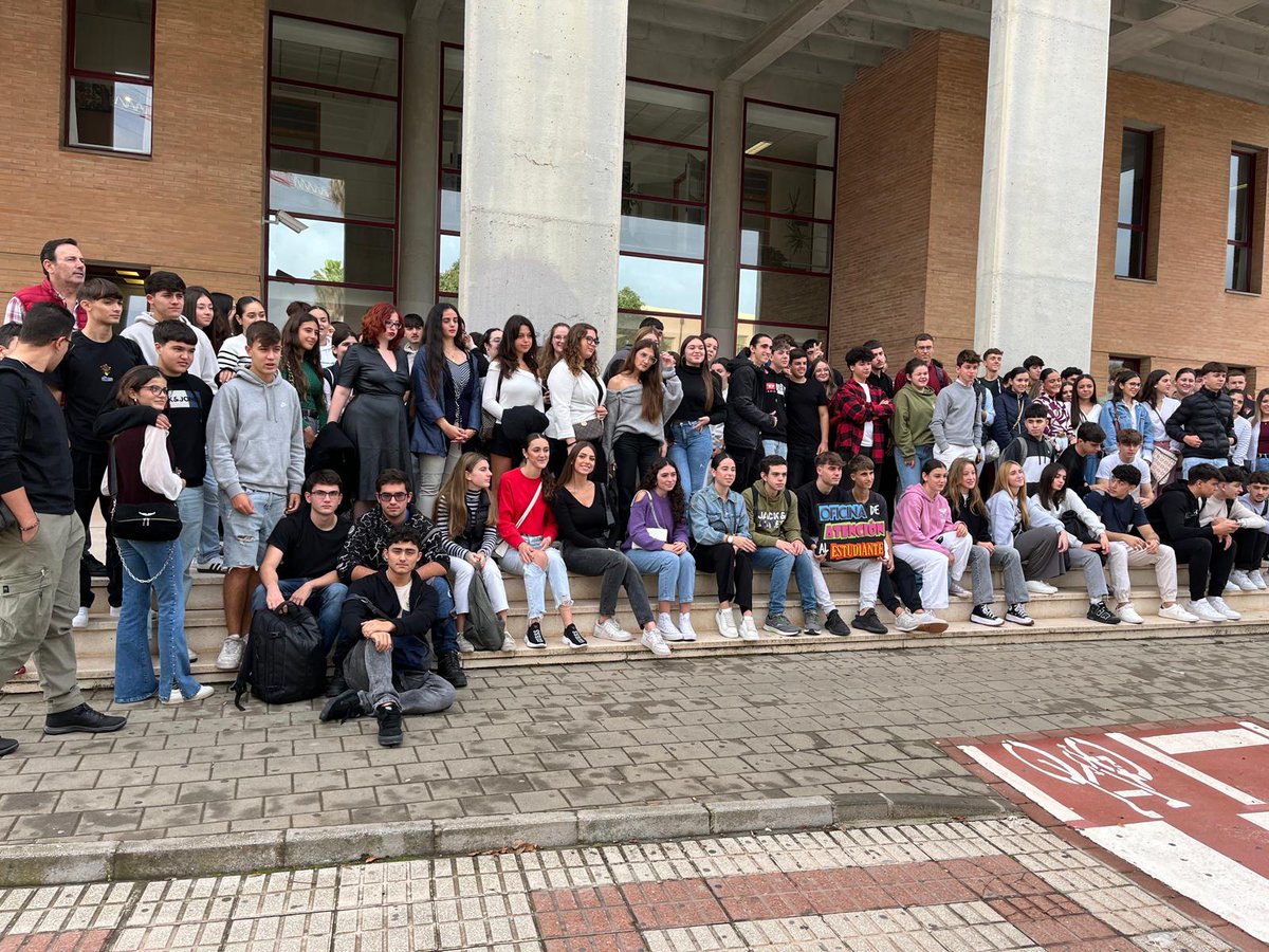 Nuestro alumnado de 2° de #Bachillerato ha hecho hoy una interesante visita a la #UniversidadDeMáaga, en la que han conocido varias facultades, algunos proyectos interesantes y han podido resolver dudas sobre su futuro académico. 👍🏻💪🏻😃
<a href="/Destinouma/">Destino UMA</a> <a href="/InfoUMA/">Universidad de Málaga</a> <a href="/fundacionsafa/">Fundación SAFA</a> <a href="/educsi/">Educación Jesuitas</a>