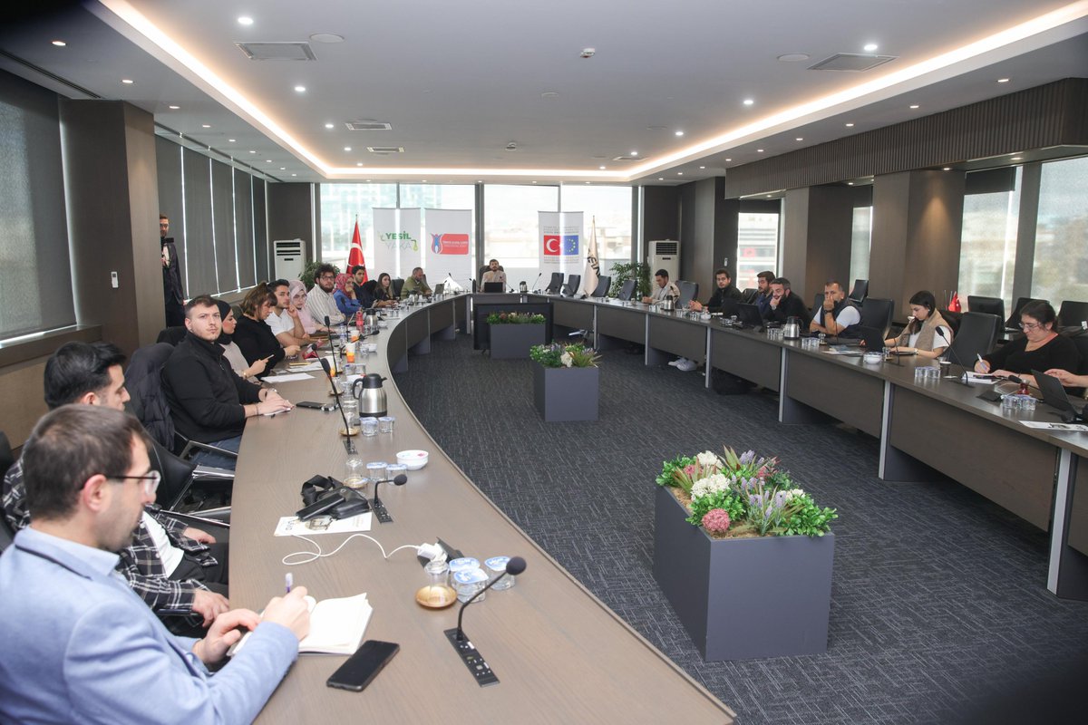 YesilYaka's tweet photo. Eğitimimizin dördüncü gününde, emisyon ticaret sisteminden uluslararası anlaşmalara, gönüllü karbon piyasalarından döngüsel ekonomi kavramına kadar pek çok kritik başlıkta derinlemesine bilgiler edindik. https://t.co/tLF6nPXjda