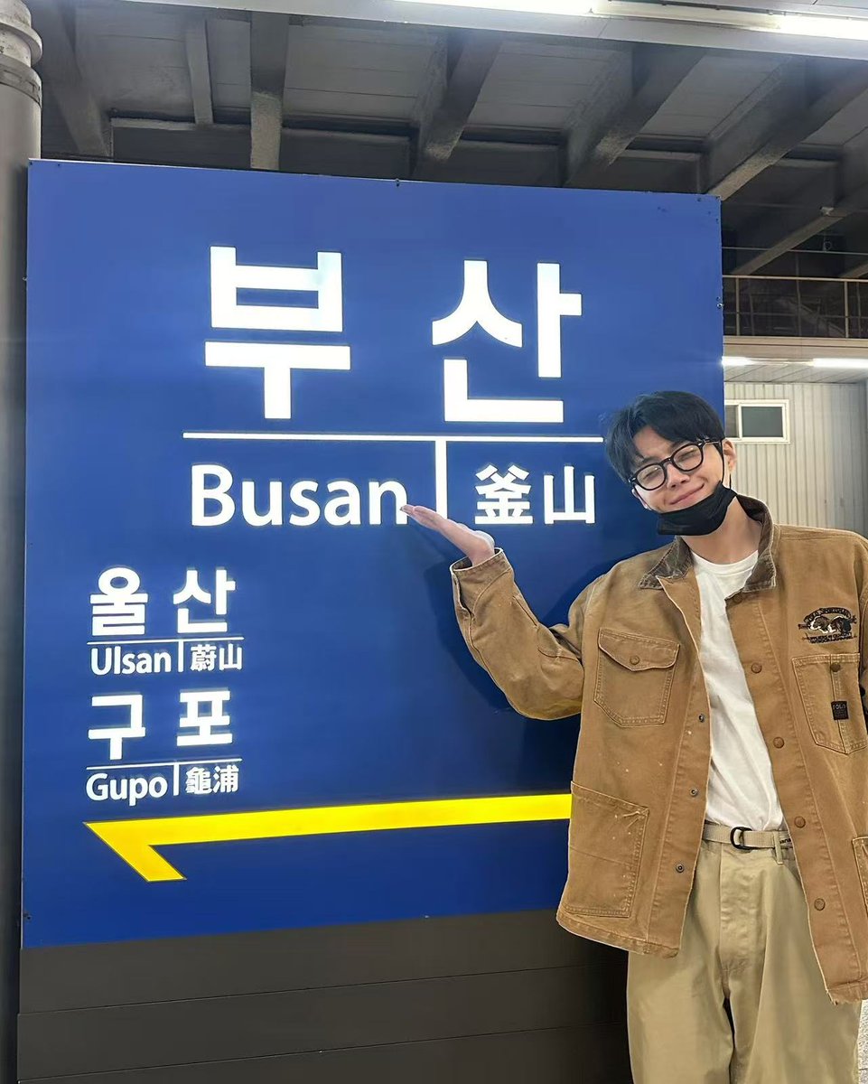 kimseonhomvt's tweet photo. Kimsda update #realtimepreference
It's the season when you think of warm soup. Actor #kimseonho visited Busan for filming.Fall fashion and casual wear.
We will deliver the favorite meal of the day:)
I hope you have a special day like a gift that came to you unexpectedly 🍀
#金宣虎 #김선호 #キムソンホ
#คิมซอนโฮ #KSHMalaysiaVotingTeam #KSH_MVT