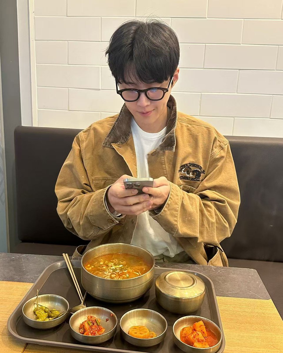 kimseonhomvt's tweet photo. Kimsda update #realtimepreference
It's the season when you think of warm soup. Actor #kimseonho visited Busan for filming.Fall fashion and casual wear.
We will deliver the favorite meal of the day:)
I hope you have a special day like a gift that came to you unexpectedly 🍀
#金宣虎 #김선호 #キムソンホ
#คิมซอนโฮ #KSHMalaysiaVotingTeam #KSH_MVT