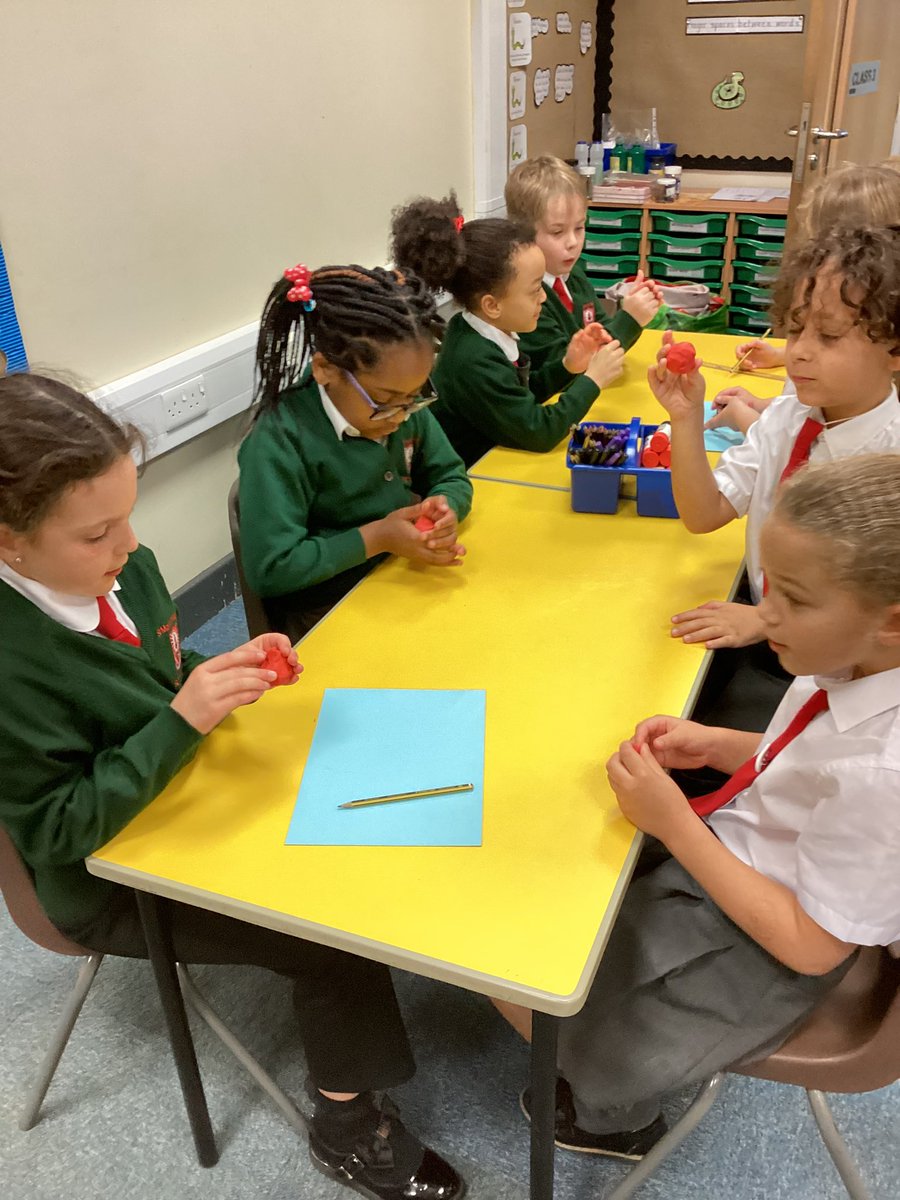 StMM_2021's tweet image. In DT, 2M are conducting an experiment to explore the stability of structures. #designtechnology #structures