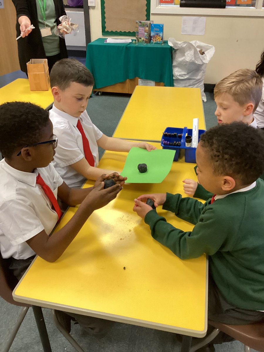 StMM_2021's tweet image. In DT, 2M are conducting an experiment to explore the stability of structures. #designtechnology #structures