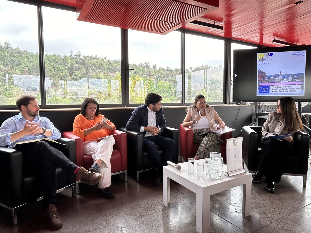 Instituto de Estudios Urbanos y Territoriales UC (@ieu_t) on Twitter photo Nos encontramos conversando con las alcaldesas <a href="/ClaudiaPizarro/">Claudia Pizarro</a> <a href="/erikamartinez_o/">Erika Martinez 🌳</a> el alcalde electo <a href="/jaimebellolio/">Jaime Bellolio Avaria</a> junto a Vicente Burgos y la académica IEUT Magdalena Vicuña. 
<a href="/CedeusChile/">Centro de Desarrollo Urbano Sustentable - CEDEUS</a> Nos encontramos conversando con las alcaldesas <a href="/ClaudiaPizarro/">Claudia Pizarro</a> <a href="/erikamartinez_o/">Erika Martinez 🌳</a> el alcalde electo <a href="/jaimebellolio/">Jaime Bellolio Avaria</a> junto a Vicente Burgos y la académica IEUT Magdalena Vicuña. 
<a href="/CedeusChile/">Centro de Desarrollo Urbano Sustentable - CEDEUS</a>