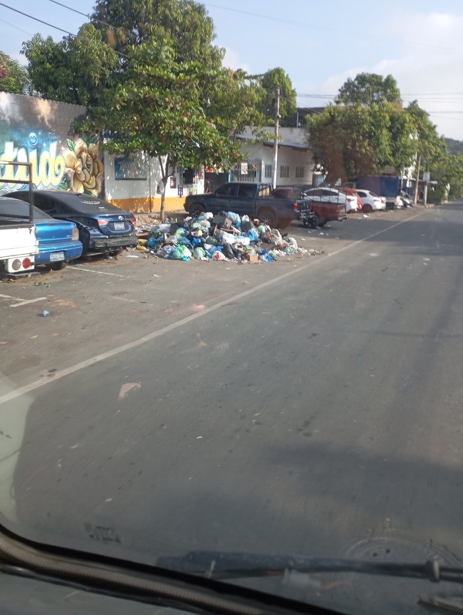 ElViCtorSv's tweet photo. Está es la realidad de las colonias populosas del gran San Salvador.....

Gracias a la enorme gestión de @marioduran como alcalde de @alcaldia_ss https://t.co/QX7Xt9nrS8