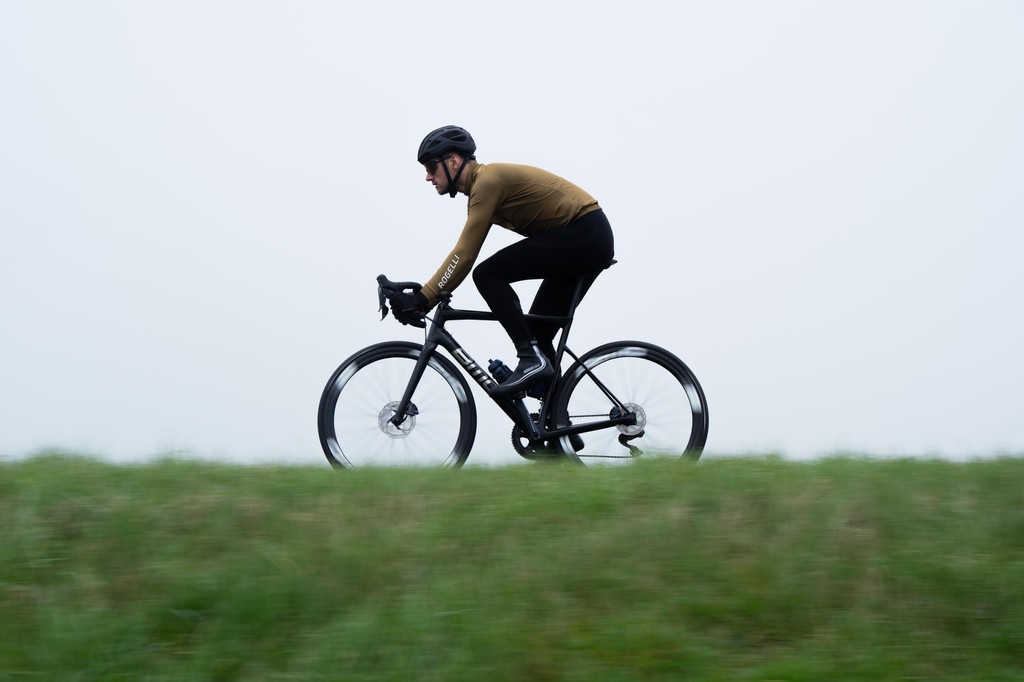 The Mono Jersey Brown is your perfect long-sleeve companion for every season 🚵‍♂️🍂⁠ And don’t forget the Mono bibtight to complete the look – the ultimate combo for any ride! ⁠

#rogelli #enjoythedistance