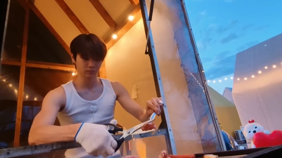 catsungchan's tweet image. get yourself a boyfriend who can cook for you