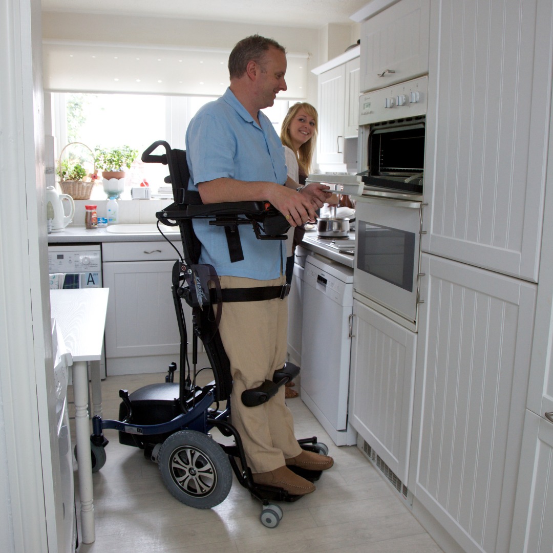 ¡Descubre la Ergo Stand (KP-80) de KARMA! 🌟 Con su avanzada función de bipedestación, ahora puedes moverte con facilidad por tu hogar. Esta silla de ruedas es compacta y asequible, diseñada para facilitar tu vida diaria.