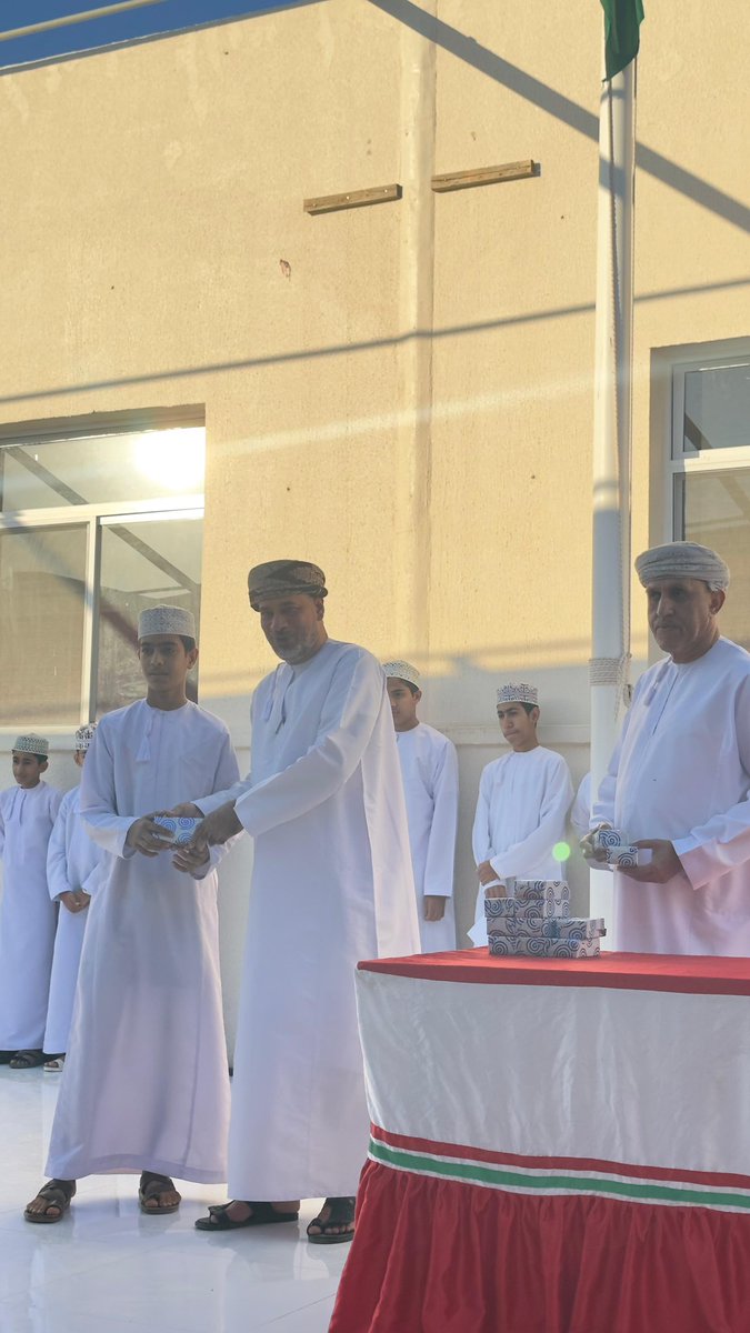 في نطاق اهتمام الأخصائيان الاجتماعيان بالمدرسة الاستاذ سعود الغافري و الأستاذ موسى اللويهي بتحسين سلوك الطلبة و توجيههم نحو الفعل الإيجابي تم تكريم مجموعة من الطلبة الذين تحسن سلوكهم نحو الأفضل انعكس على مستواهم الدراسي و علاقتهم باقرانهم الاخرين كرم الطلبة الاستاذ مدير المدرسة..