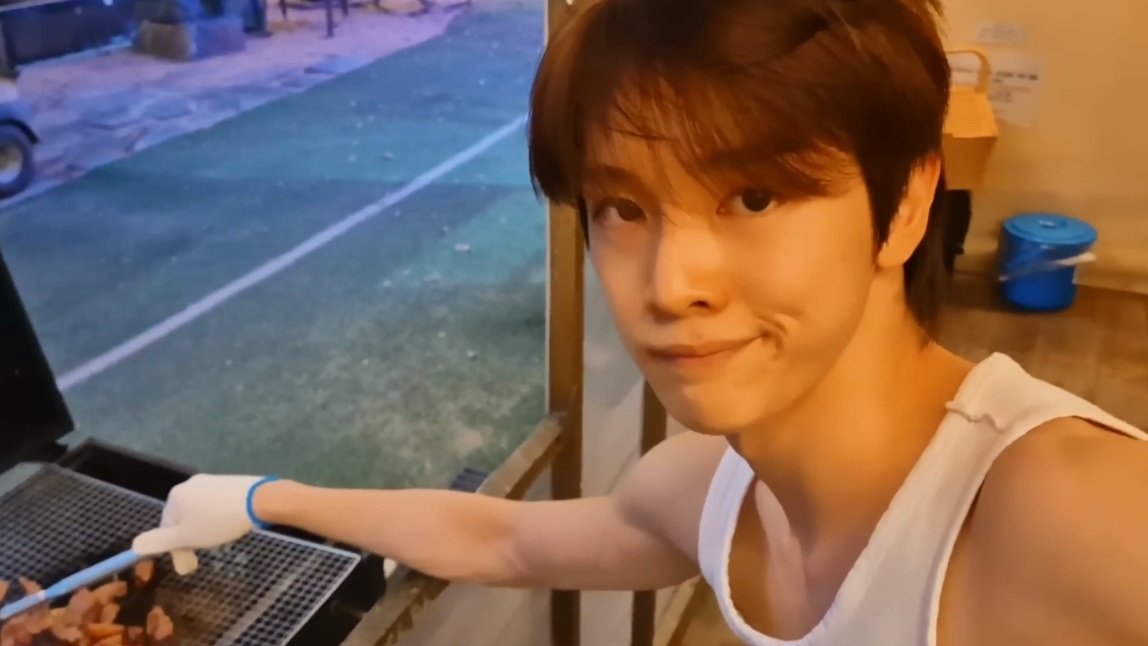 catsungchan's tweet image. get yourself a boyfriend who can cook for you