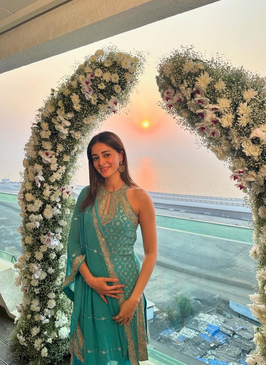 filmfare's tweet image. #AnanyaPanday wears her mother #BhavnaPandey&apos;s 21 year old outfit for her friend&apos;s wedding. This gorgeous outfit was designed by the late designer #RohitBal. ♥️

#Celebs