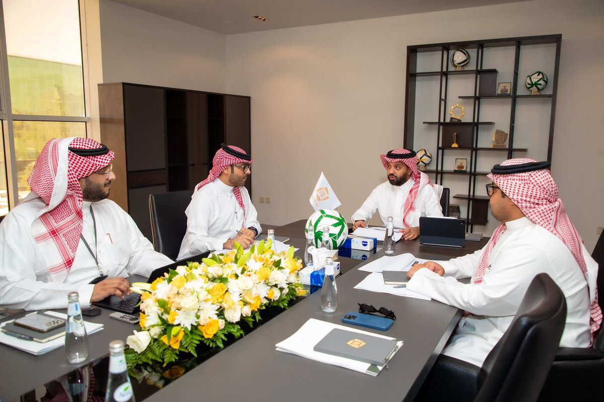 تم تأجيل لقاء #الطائي و نيوم الذي كان مقرراً 
إقامته يوم الاحد بسبب استدعاء سلمان الفرج 
إلى قائمة المنتخب .. 

سعود و الغامدي و الصحفي سيلعبون يوم الاحد 
مع أندبهم الاوروبية ثم سينضمون الى المنتخب 

موقف ظالم و مجحف بحق الطائي لن ينسى لكم 
<a href="/Talal_alobidy/">طلال بن عبدالله العبيدي</a> 
<a href="/FDL_KSA/">دوري يلو</a>