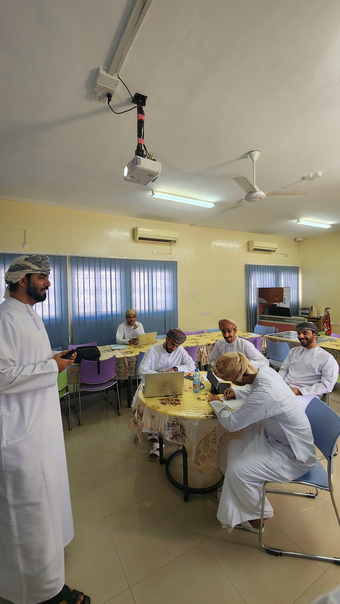 أستقبلت المدرسة اليوم وفد من مركز التدريب - جنوب الباطنة التابع للمعهد التخصصي حيث تم خلال الزيارة متابعة تقييم برنامج سلاسل اللغة الانجليزية الذي خضع له عدد من المعلمين وتخلل الزيارة تقديم ورقة من قبل الفريق الزائر عن التعلم التعاوني و جوانب تجويده في العملية التعليمية