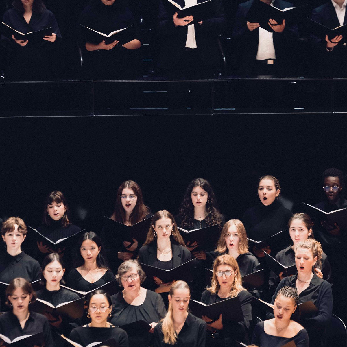 OrchestreParis's tweet photo. 📸 Klaus Mäkelä, le Chœur de l’Orchestre de Paris, Sarah Aristidou et Jean-Sébastien Bou dans le requiem de Fauré, encore ce soir à la @philharmonie. 

© Denis Allard https://t.co/dTVC51uEuw