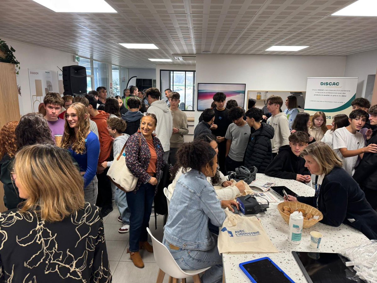 JulienNoronha's tweet photo. Le Tour de France de nos industries fait aujourd'hui étape à Bordeaux, dans les locaux de l'usine #DISCAC.
Dans cette usine de 15 000 m² située à Izon près de Bordeaux, Discac concentre le meilleur du savoir-faire en matière de production industrielle pour la conception de cuisines 100 % françaises. Avec plus de 190 collaborateurs et près de 17 corps de métiers différents, elle est l'un de nos fleurons français en matière d'industrie d'ameublement.
De nombreux jeunes collégiens, lycéens et post-bac ont pu visiter ce site de l'entreprise et discuter avec des professionnels des métiers de l'industrie mobilière. De quoi susciter de futures vocations 😉
L'#industrie française a un bel avenir devant elle !