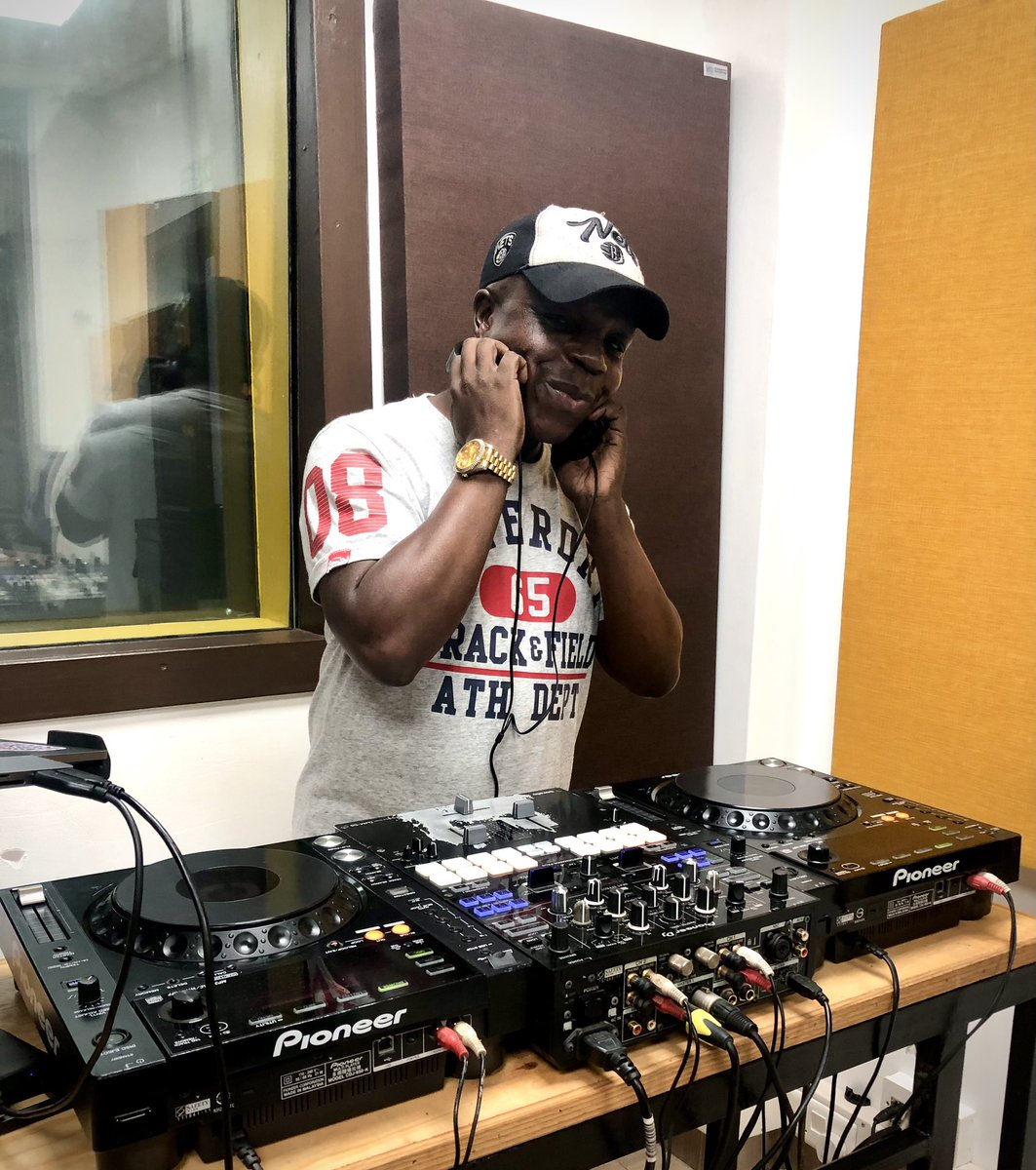 Join the party as @charradeejay brings you the heat with #JAHMROCKDOBA  live on 89.5FM ! 
Tune in now &amp; groove along with us, NOW ‼️