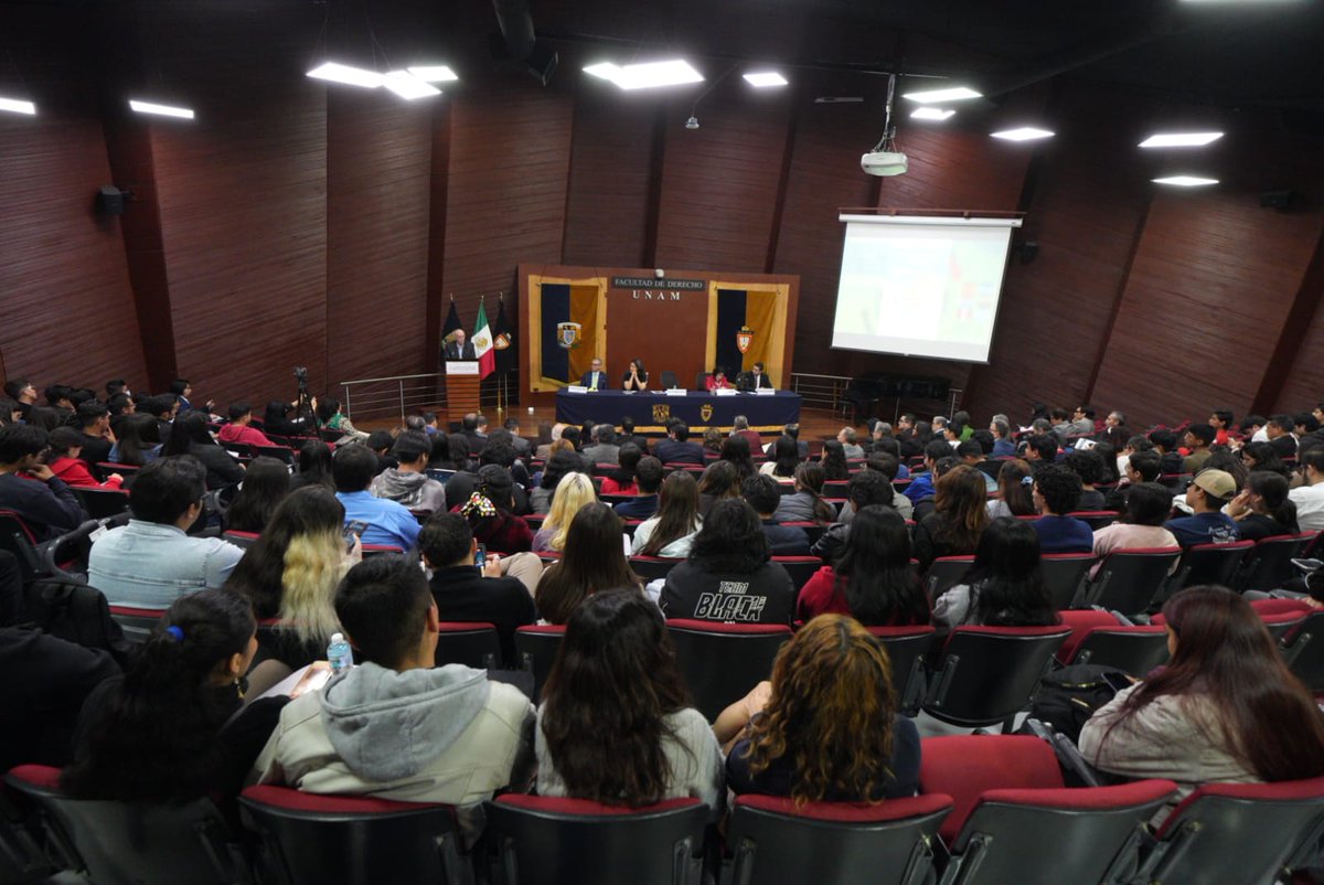 JulioBerdegue's tweet photo. Fue un gusto inaugurar los trabajos del 1° Congreso Int. de Alimentación Sustentable en  la Facultad de @DerechoUNAMmex, @UNAM_MX, espacio donde se debatirán los cambios que requiere 🇲🇽 para que el derecho constitucional a la alimentación sea efectivo para todas y todos. https://t.co/2pac21d2lN