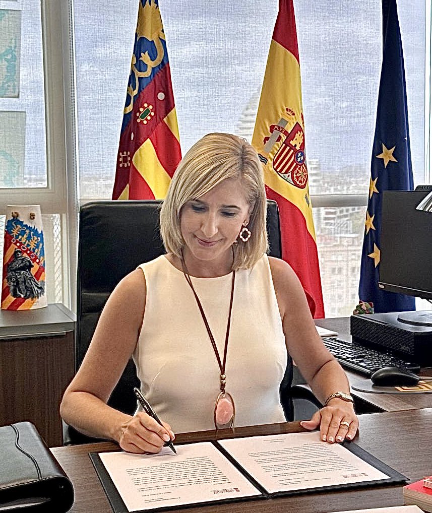 anluma99's tweet photo. Más que Mazon.

Mazon no es el único responsable político de la catástrofe natural con mayor número de muertos. Salomé Pradas, la consejera de Justicia y responsable política de Emergencias de la Generalitat Valenciana, inicialmente ignoró los ofrecimientos de ayuda de la Unidad Militar de Emergencias (UME) durante la crisis de la DANA.  

La delegada del Gobierno, Pilar Bernabé, llamó a Salomé Pradas cuatro veces el 29 de octubre, día de la DANA. En las tres primeras llamadas, Bernabé ofreció medios y ayuda, incluyendo la activación de la UME, pero Pradas no solicitó asistencia. La primera llamada fue a las 12:23, la segunda a las 12:48, y la tercera alrededor de las 14:00 horas. En la cuarta llamada, después de las 14:00 horas, Pradas finalmente pidió activar la UME, pero solo para el municipio de Utiel. El general jefe de la UME, Javier Marcos, ha declarado que aunque la UME estaba lista para actuar, no podían entrar en la zona de emergencia sin la autorización del director de emergencias de la Comunidad Autónoma. 

La decisión de enviar una alerta masiva a la población no se tomó hasta las 20:11 horas, después de una llamada del secretario de Estado de Medio Ambiente advirtiendo sobre el posible colapso de la presa de Forata.