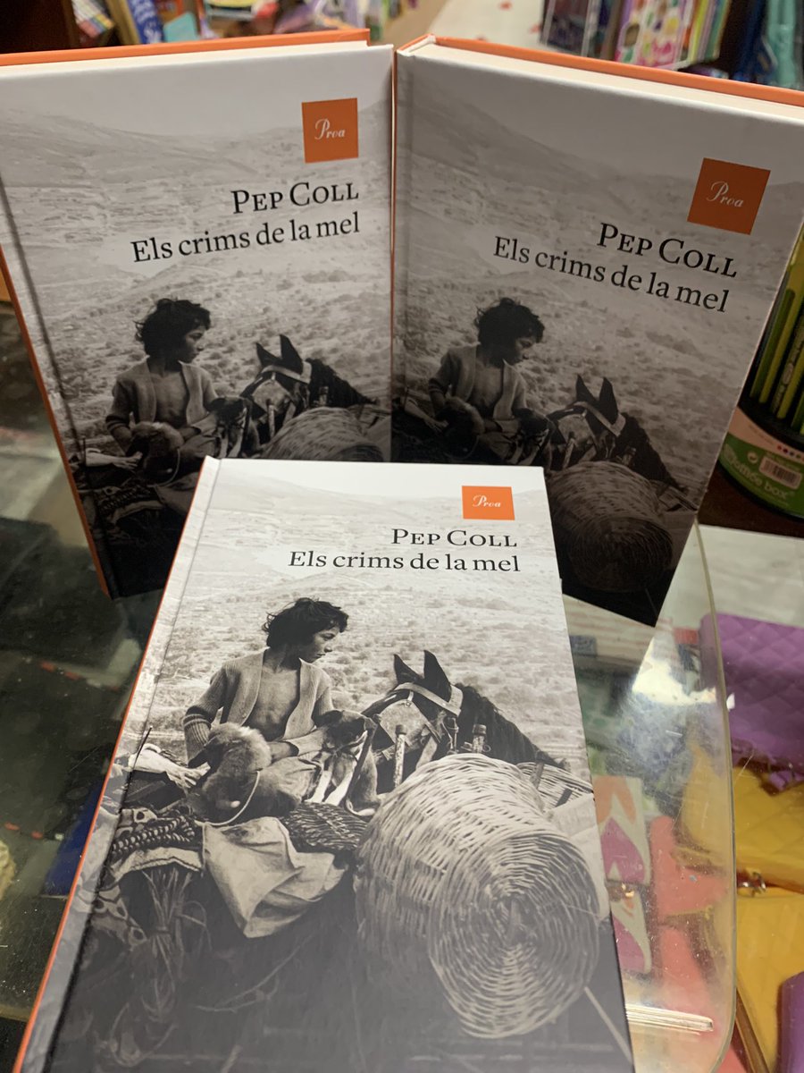 📢 Ja tenim aquí el darrer llibre de Pep Coll, ‘Els crims de la mel’, on el de Pessonada torna a novel•lar uns fets basats en un crim real ocorregut al Pallars, l’any 1953.

#llibre #novetat #pepcoll #pallars #llibreriabochaca #tremp