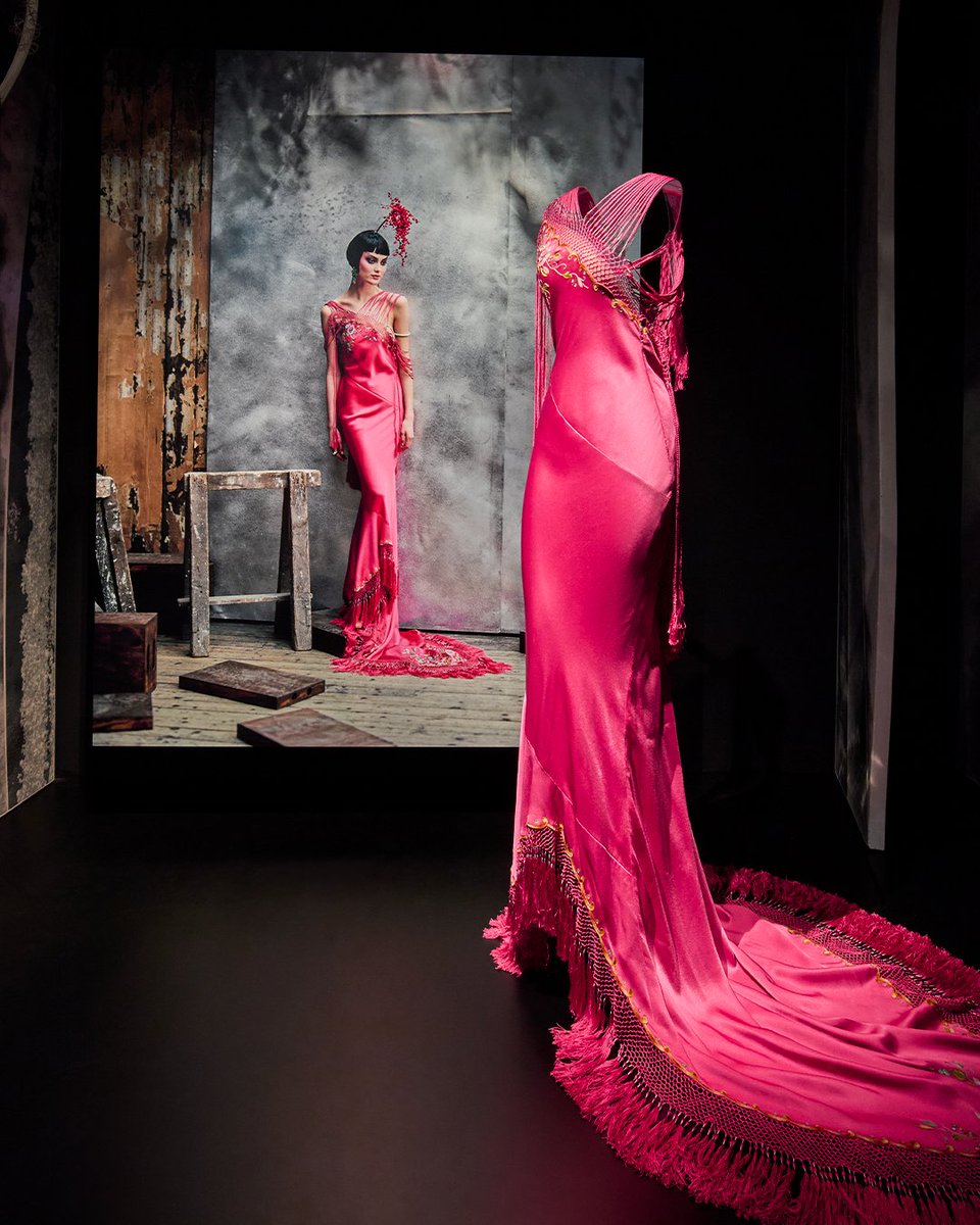 LVMH's tweet photo. From October 17, 2024 to May 4, 2025, La Galerie @Dior pays tribute to one of the greatest photographers of his time, Peter Lindbergh, with a unique exhibition of approximately one hundred of his shots of Dior models taken between 1988 and 2018.

Learn More: https://t.co/IpNlaloYng

#LVMH #Dior