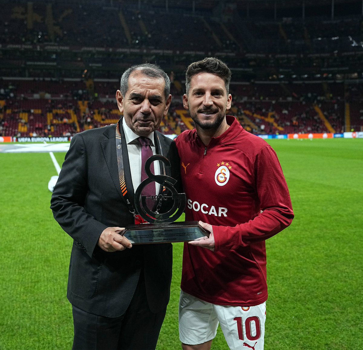 Dries Mertens was honored by the club in recognition of surpassing the 100-match milestone with Galatasaray 🟡🔴

#GSvTOT #UEL