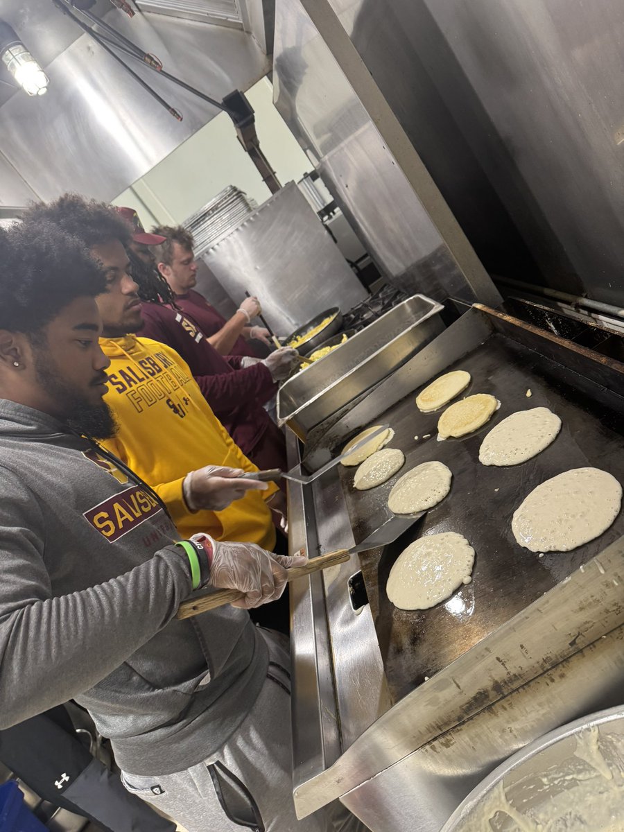 SENIOR WEEK HALO!!!

Had great senior leadership this morning serving 82 people!! Great team effort.

#GoldPride #GoGulls