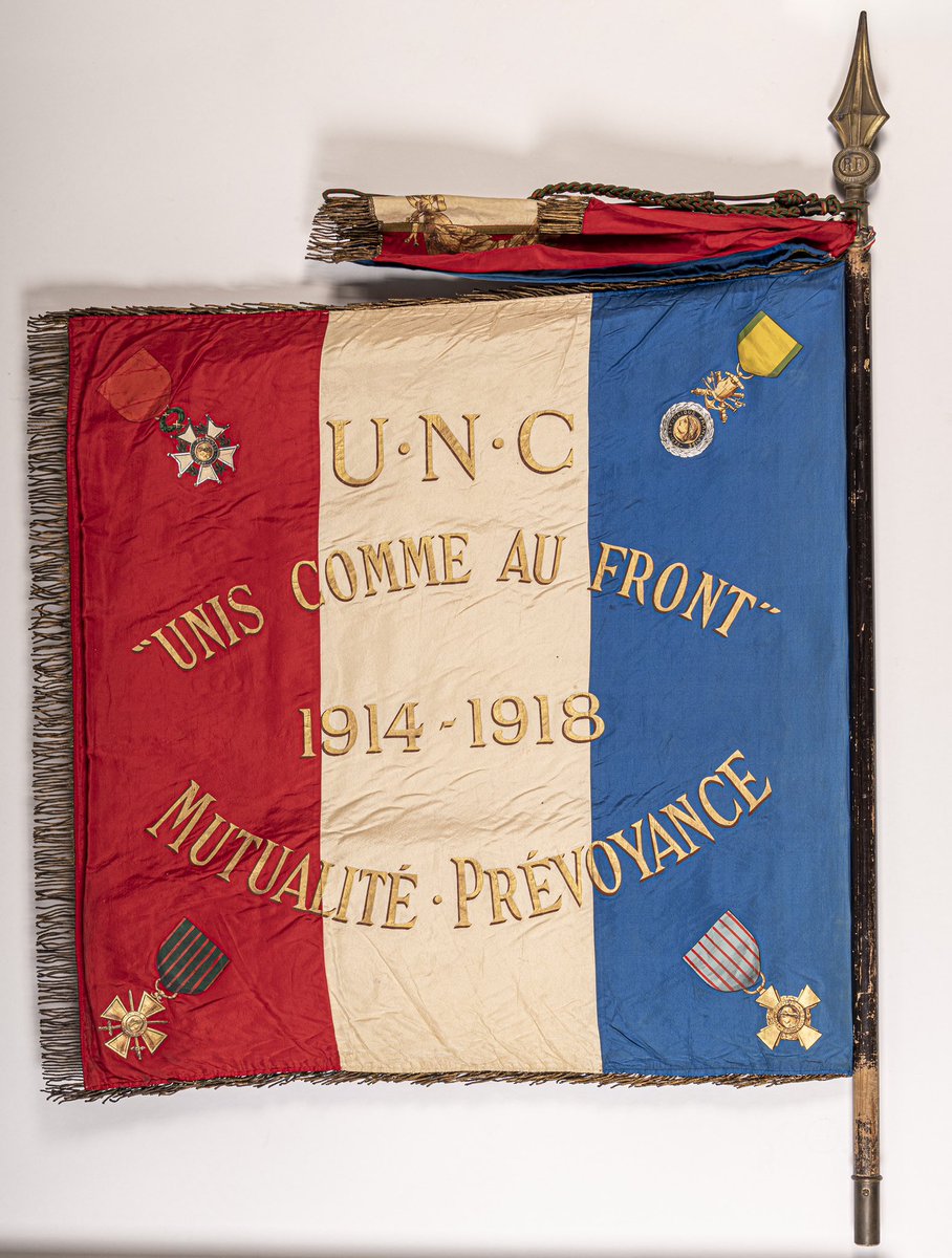 Le 11 novembre à Péronne :
Le CIR vous propose la projection du film d’Henry Colomer "Sous les drapeaux" à 14h, suivie d'une table ronde sur l’importance des emblèmes et des tissus en général, depuis les fronts militaires jusqu'aux fronts domestiques de la Grande Guerre.
