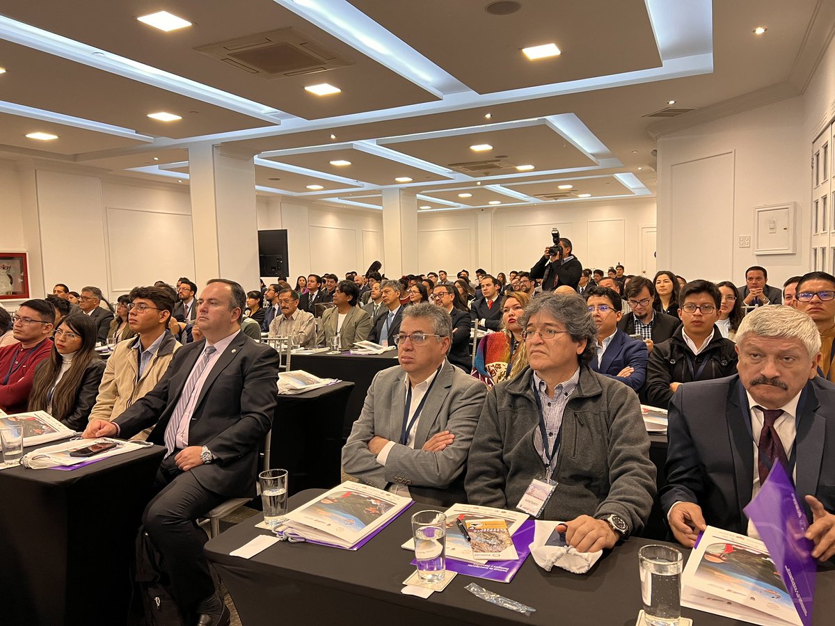 Sebastián Espinoza, director ejecutivo del IIGE, resalta en su discurso de apertura la importancia de desarrollar espacios para generar y debatir sobre el conocimiento científico en las ciencias de la tierra