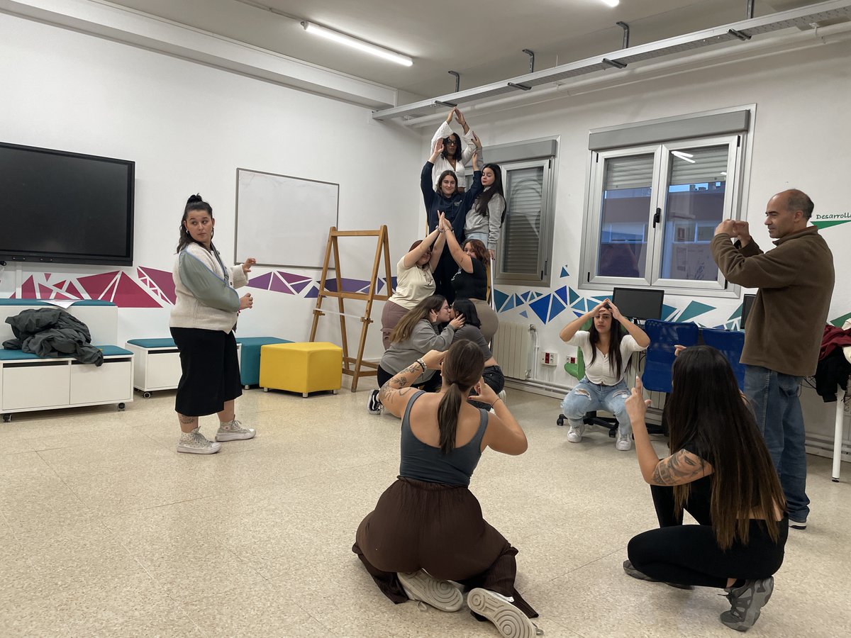lmsfva's tweet photo. El alumnado de 2º #TAPSD y 2º #TSIS ha participado en el taller #ComunicArte, orientado a fomentar sus capacidades emprendedoras y comunicativas. Gracias a la Escuela de Emprendedores del @PC_UVa por la iniciativa!
#AulaEmpresaCyL #FP #FormaciónProfesional #TeatrodeImprovisación https://t.co/HYm1uc0wNN