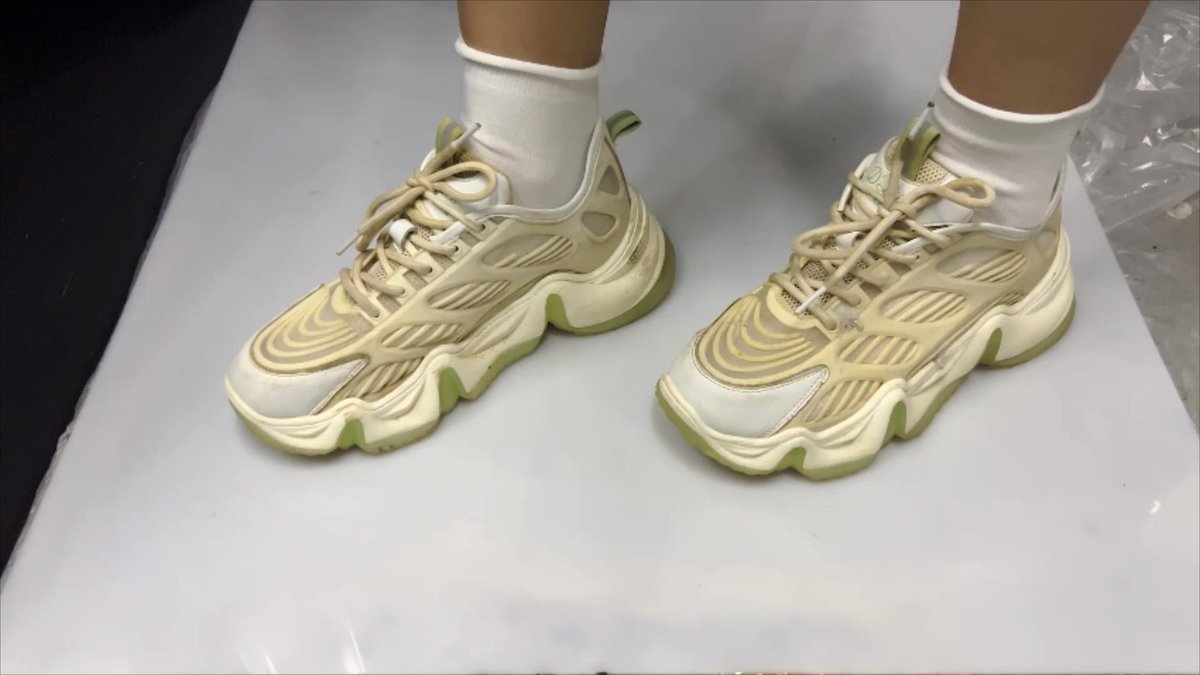 Funghibear's tweet photo. Sneakers step on bread Drizzle with slime 运动鞋踩面包 淋上酱汁刚刚好 https://t.co/pZQXEutqC6 来自 @YouTube https://t.co/EwpAWfQb9V