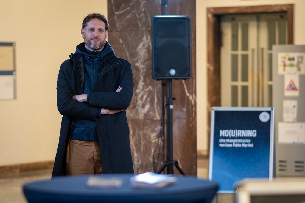 HumboldtUni's tweet photo. Ein Kunstwerk, das zum Innehalten und zum Nachdenken anregt: Die #Klanginstallation „Mo(u)rning“ des argentinischen Künstlers Juan Pablo Martini ist heute zu jeder vollen Stunde im Foyer des Hauptgebäudes der #HumboldtUniversität zu hören.
Mehr 👉 https://t.co/KNQbbEBn92 https://t.co/Rrze83L35p
