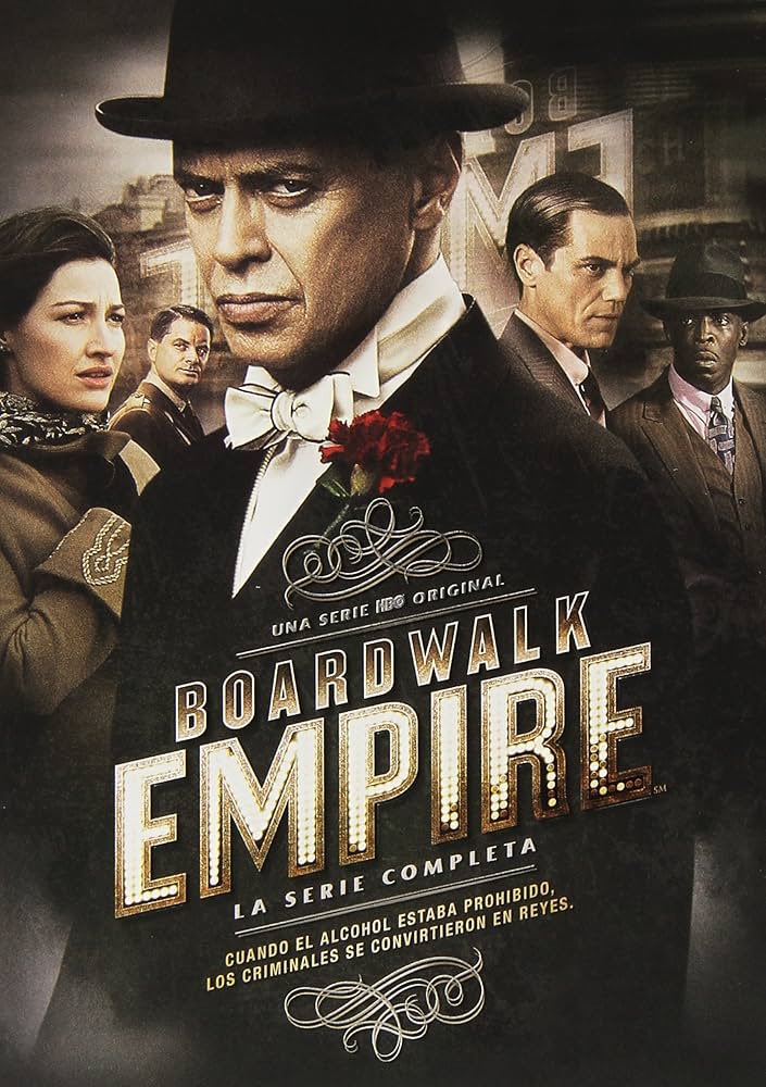 cinefiliacult's tweet photo. No las he visto todas, pero si tuviera que hacer un top 10 series de HBO, que TIENES que ver YA, serían estas.
A ver cuantas vieron😎🧵👇🏼:

1/10 - Boardwalk Empire (2010): Entrar en el mundo de “Nucky” Thompson (Steve Buscemi) es algo difícil de olvidar.
Obra maestrísima
Un 10/10 https://t.co/8MEcSXlAs5