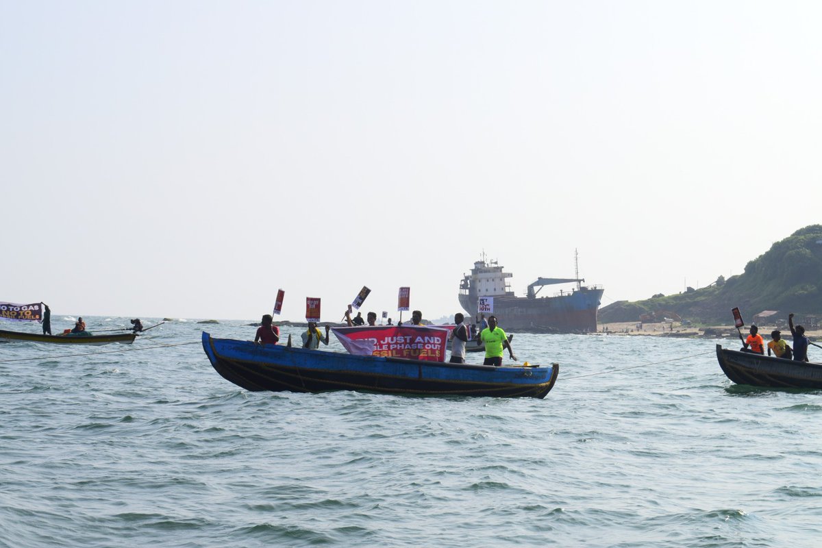DontGasAsia's tweet photo. No to fossil gas⚠️Keep off our fishing grounds!  Fisherfolks held boat protests in the Bay of Bengal to mark "Global Days of Action Against Gas Expansion" in #India - the 7th largest country in the world #EndFossilFuels #FastFairForever #DontGasAsia #DontGasTheSouth https://t.co/Pf060yb6CT
