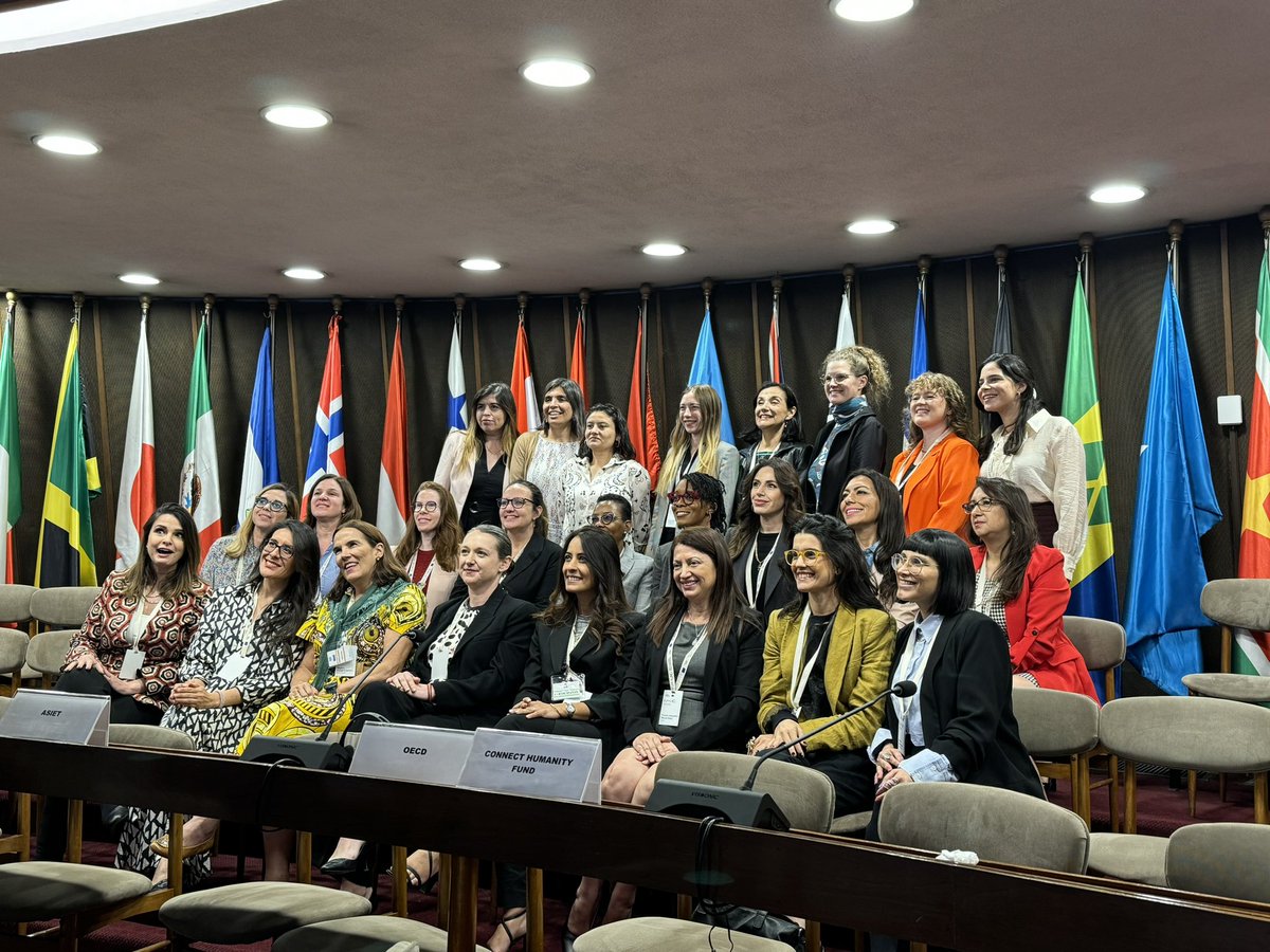 mariodelacruz's tweet photo. Extraordinario grupo de mujeres líderes TIC de los sectores público y privado de América Latina reunidas en @eLAC_CEPAL @conectadas_mx @LabardiniA @Julissacruz @cr_carden @Elijauregui @MAramendia https://t.co/jWW7ihr3xI