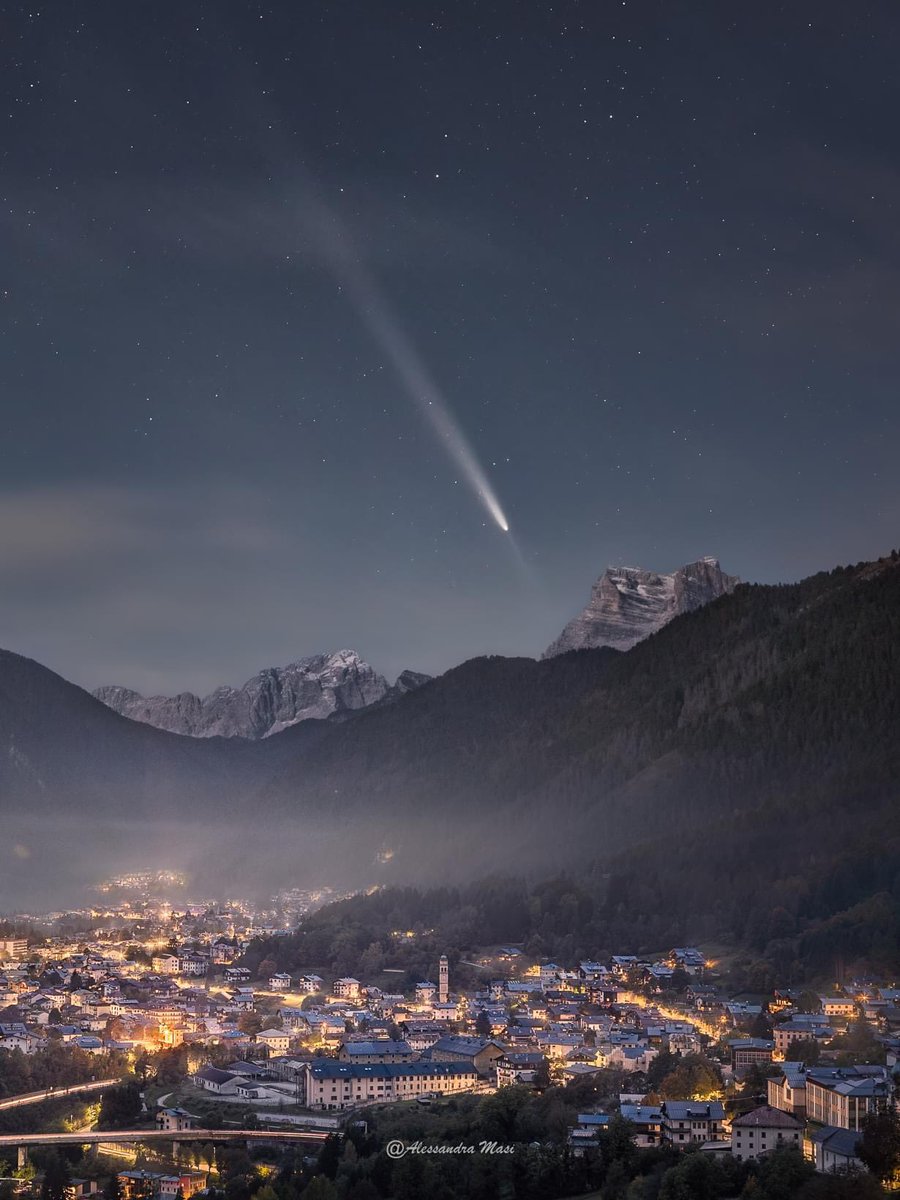 ClaudioCenta1's tweet photo. La cometa sulle Dolomiti.
La bellissima ripresa è della cadorina ALESSANDRA MASI; è del 15 ottobre scorso. 
In primo piano Tai di Cadore. Il monte verso cui procede la cometa è il Pelmo, che per la sua forma è detto “el caregon del Padreterno”.
Foto premiata dalla NASA https://t.co/7w4A0b4Vzy