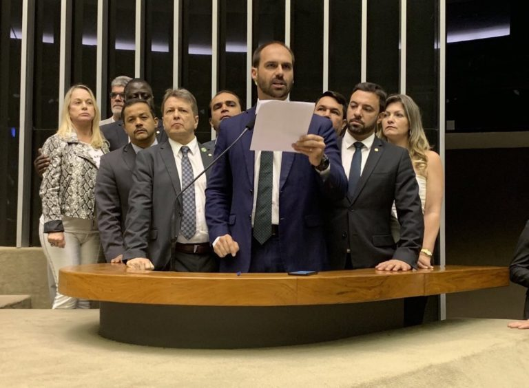 lunazarattini's tweet image. 🚨 ATENÇÃO TRABALHADOR!

VOCÊ está EXAUSTO da escala 6x1, sente falta de um tempo com a família e acha que merece melhores condições de trabalho?

Saiba que os deputados federais do PL, partido do Bolsonaro, estão BOICOTANDO a PEC que pede fim da escala 6x1!

Nossa luta não é…