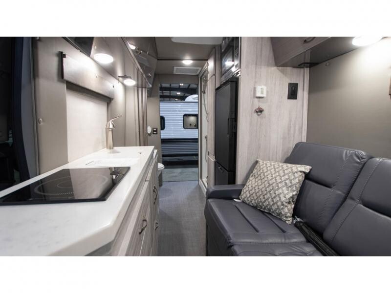 mhs2go's tweet photo. 😎 Check out this New 2023 Chinook Bayside SS! ➡ https://t.co/0iEAH3kwLE It's gas-powered, 22 feet, and sleeps 2. 🌟 This Chinook has a rear bathroom and a power awning! Make it yours now! ✨
#Motorhomes2Go #Travel #Trails https://t.co/YXRRyl34tb