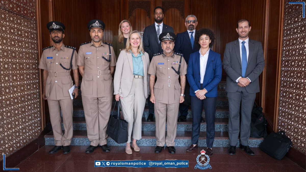 RoyalOmanPolice's tweet photo. استقبلت الإدارة العامة للتحريات والبحث الجنائي سعادة سيندي داير السفيرة الأمريكية المتجولة لمراقبة الاتجار بالبشر والوفد المرافق لها الذي يزور سلطنة عمان حاليا. جرى خلال الزيارة استعراض جوانب تعزيز التعاون المشترك وتبادل الخبرات في مجال مكافحة الاتجار بالبشر.
#شرطة_عمان_السلطانية https://t.co/ZzLBLTUJoj