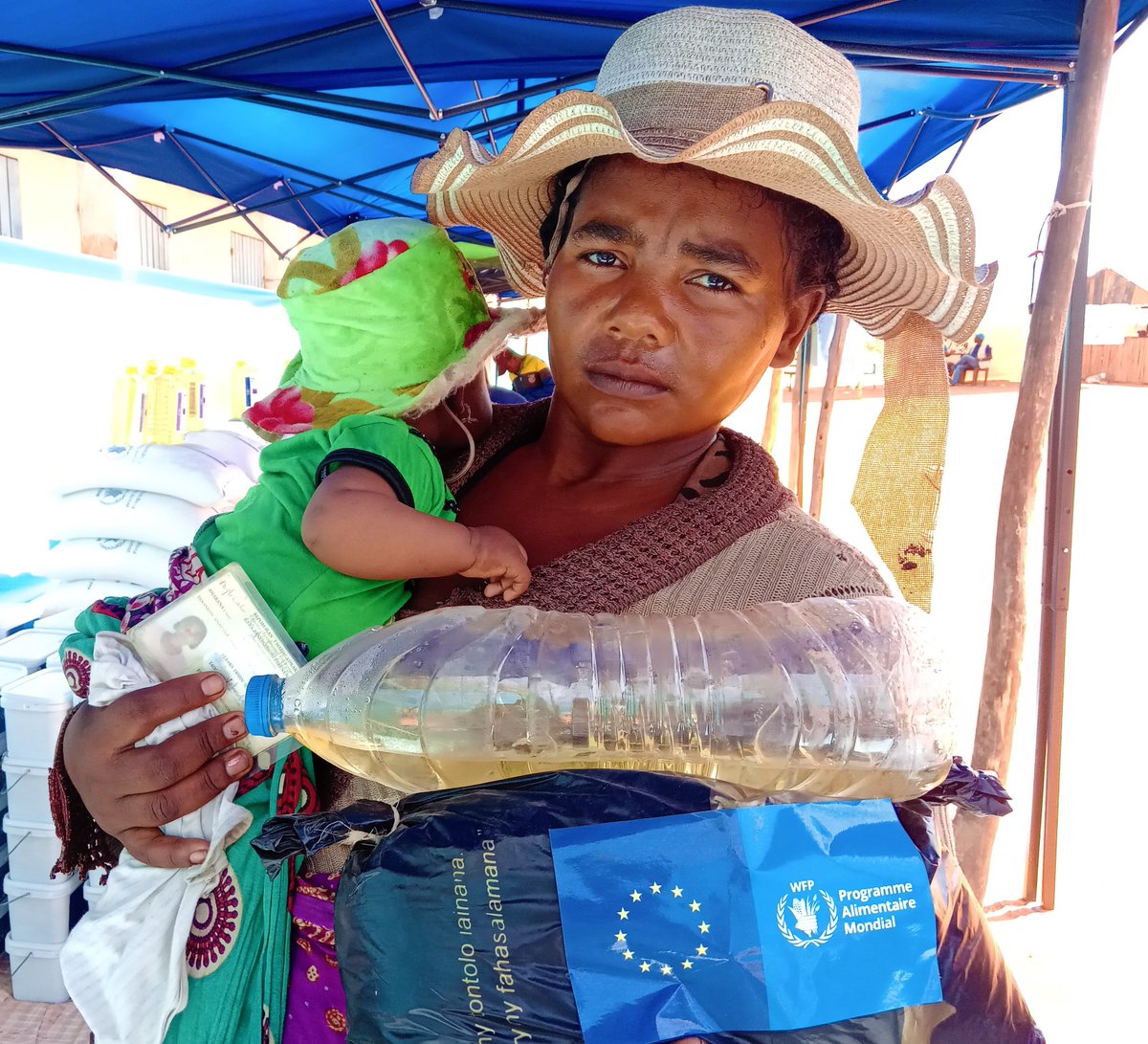 WFP Europe (@wfp_europe) on Twitter photo In #Madagascar, climatic shocks, poor harvest, lack of income-generating activities, and lack of water and sanitation have created a food and nutrition crisis.
Tema and her child are receiving emergency food assistance from <a href="/WFP/">World Food Programme</a>, thanks to support from donors like the #EU🇪🇺. In #Madagascar, climatic shocks, poor harvest, lack of income-generating activities, and lack of water and sanitation have created a food and nutrition crisis.
Tema and her child are receiving emergency food assistance from <a href="/WFP/">World Food Programme</a>, thanks to support from donors like the #EU🇪🇺.