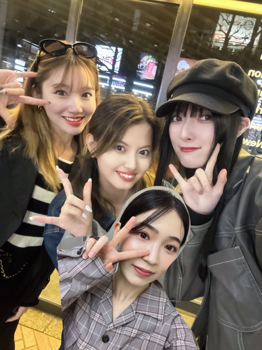 元メンバー、れいなとひなとご飯食べてきました🫶🏻
かりんはお仕事で来られなかったので合成しました😭😭
なんかあの頃に戻ったような懐かしい時間が流れててずっと楽しかったなー、、
懐かしい話も大人になったね〜みたいな話もたくさんして時間が溶けちゃったな
次こそ4人で集まろうね！！ずっとラヴ