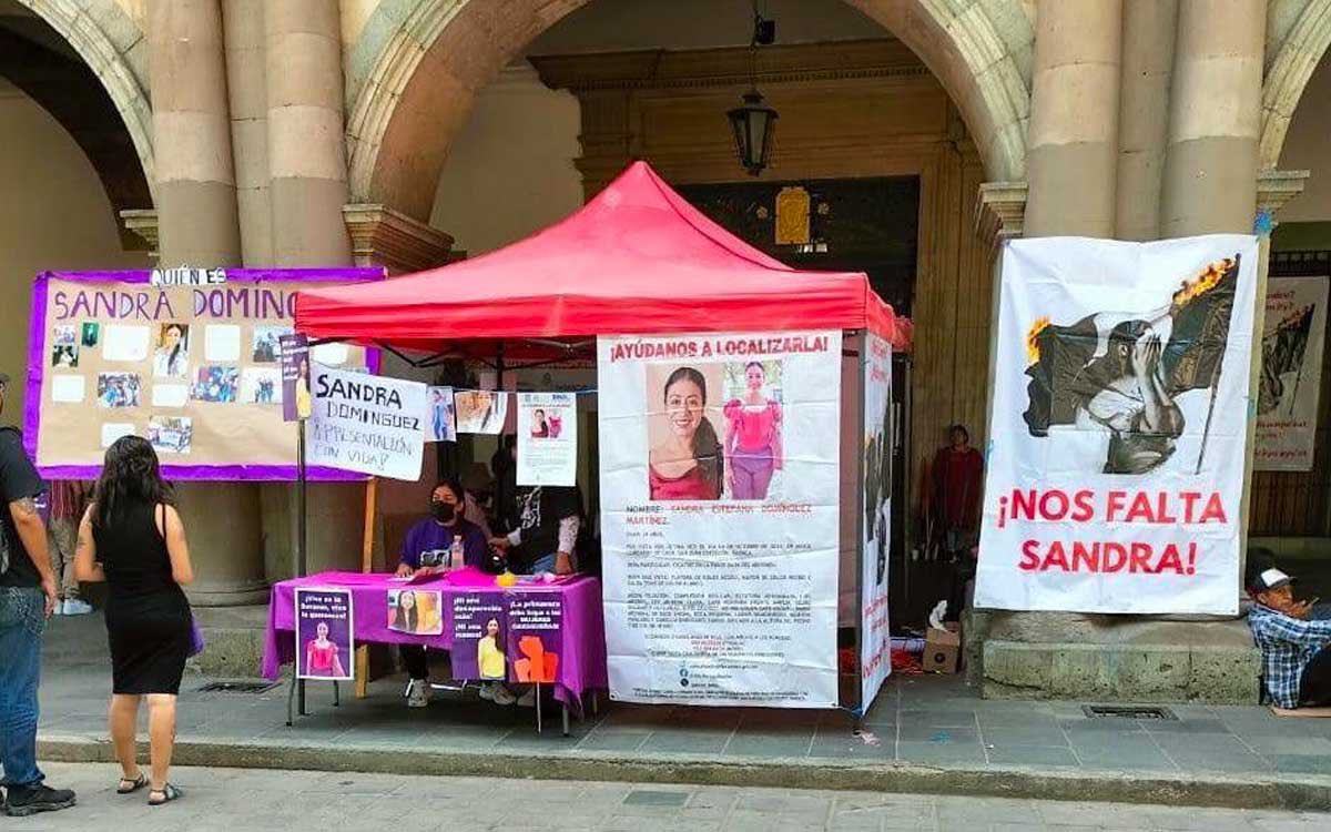 LagarrapataS22's tweet photo. El gobierno de @salomonj les falla a los familiares de la activista ayuuk
Sandra Domínguez. 
ante la falta de resultados del @GobOqx familiares instalaron un plantón indefinido frente a Palacio para exigir la presentación con vida ya que el gobernador dio su palabra y no cumplió” https://t.co/c55aBEdGDH