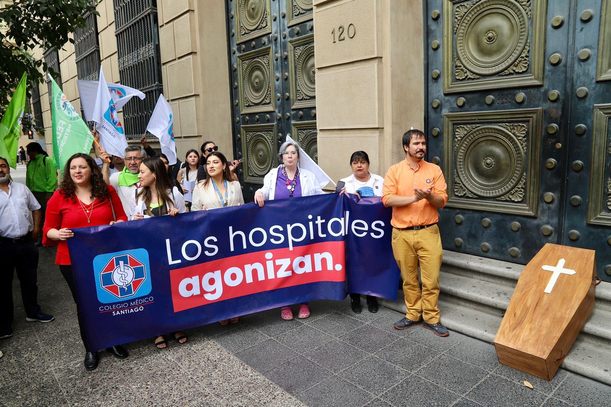colmedchile's tweet photo. Representantes de Capítulos Médicos de Hospitales Metropolitanos con apoyo del #COLMED junto a otros Colegios Profesionales de la salud entregan carta al Presidente @GabrielBoric y al Ministro de Hacienda, solicitando más recursos para salud.
#ColmedEnAlerta https://t.co/BX0OWkbpFz