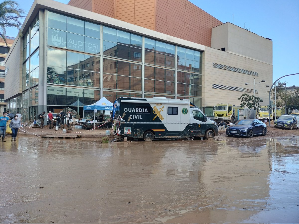 IMalgrat's tweet photo. LOS COMPAÑEROS DE LA CARAVANA QUE HA SALIDO ESTA MAÑANA YA ESTAN AYUDANDO A LOS VECINOS NO HAN ESPERADO A TENER EL CHALECO SERVO PER AMIEKO
 #IPABCN #ipalleida #IPACatalunya #ipacv #ipacv  #IpaBaix #IPAMadrid #ipaespaña #ipabarcelona #ipagirona ##ipapenedesgarraf
#ipa-hsar https://t.co/x6I9ktNu8Z