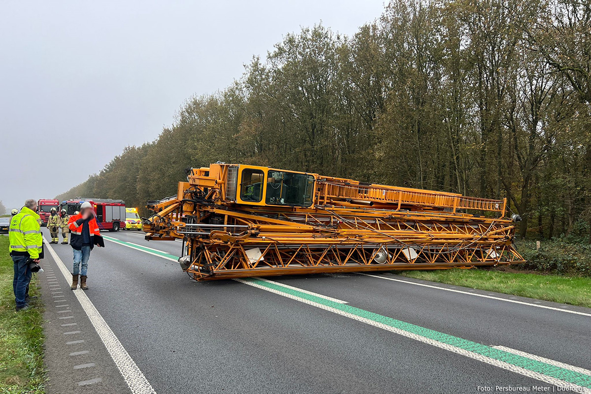 Mobiele kraan gekanteld op N34