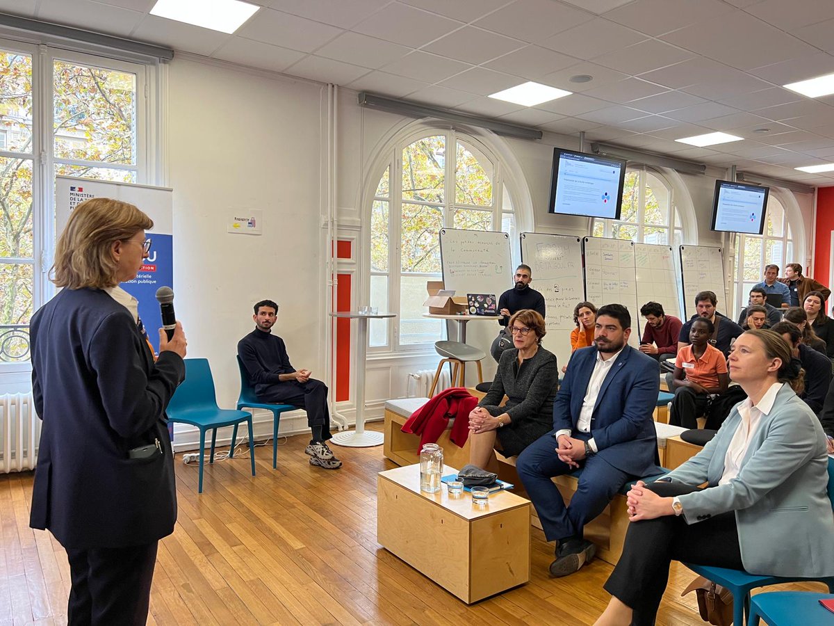 Numerique_Gouv's tweet photo. 🌱Aujourd'hui, @AnnieGenevard et @guillaumekasba ont lancé #LaRucheNumérique l'incubateur de services numériques @Agri_Gouv 🚀

🗣 «Moins de paperasse, + de temps pour produire, #LaRucheNumérique est un premier pas vers une administration + agile au service des agriculteurs.»

👇 https://t.co/6a2TVTBHZQ
