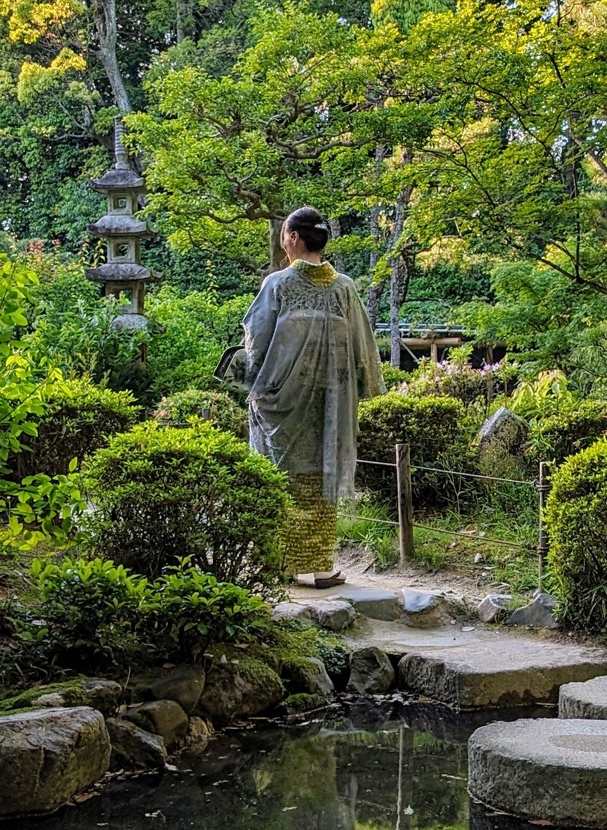 Un viaje a Japón tiene reservadas muchas sorpresas que no puedes predecir. Son cosas que ocurren de manera improvisada y que te sacan una sonrisa. 

Por ejemplo, esta imagen que tomé en los jardines del Santuario #HeianJingu de #Kyoto. 

Simplemente mágico.