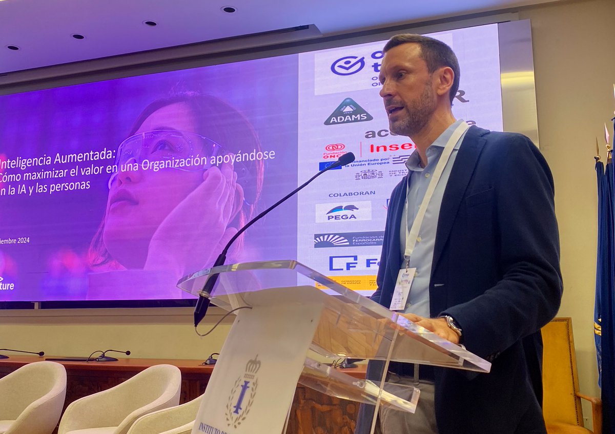 fucomp_XXI's tweet photo. Retomamos con Miguel Torres, responsable de Estrategia de Talento y Organización de @Accenture, que nos da una clase magistral sobre la Inteligencia Aumentada, de como maximizar el valor en una organización apoyándose en la IA y las personas. 
#talento #accenture #ia #personas https://t.co/m814IsojGL