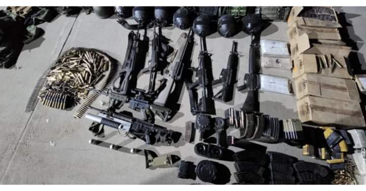 sl0wpain001's tweet image. #Sinaloa 🚨
Otro golpé severo a la organización terrorísta de los #MZ, atravez de operativos para restablecer la seguridad y trabajos de inteligencia, elementos de @SEMAR_mx lograrón la impactante confiscación de un mega arsenal en una zona rural de Culiacán.